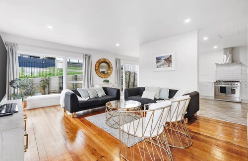 Torbay House | Sun-Soaked Holiday Home Close to Beach