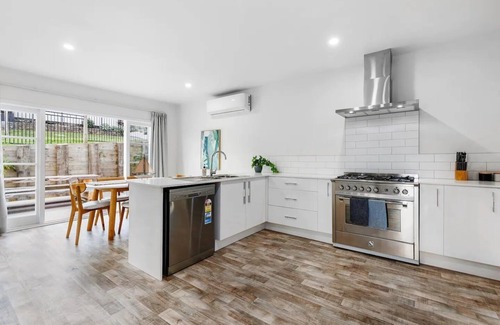 Torbay House | Sun-Soaked Holiday Home Close to Beach