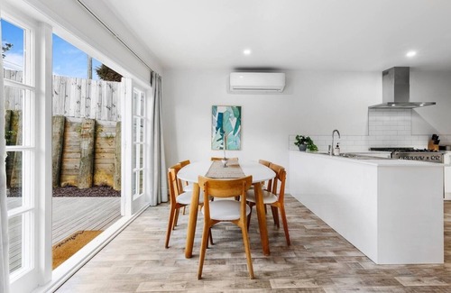 Torbay House | Sun-Soaked Holiday Home Close to Beach