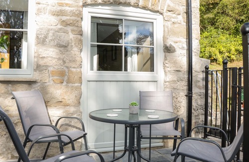 Acrefair Cottage | SUN TREVOR BARN 3, pet friendly, with a garden in Llangollen