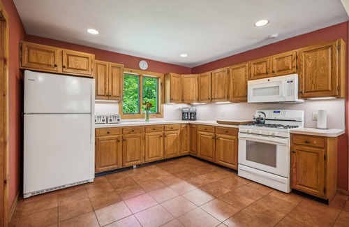 West Bridgewater House | Sunburst home sleeps 16 with an indoor and outdoor hot tub. Perfect for family reunions and getaways.