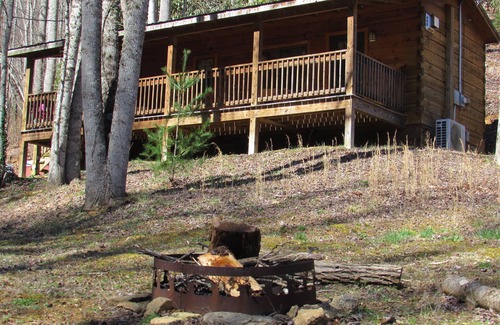 Hot Springs Cabin | Sundance Pet friendly log cabin with hot tub wifi gas grill waterfall hiking