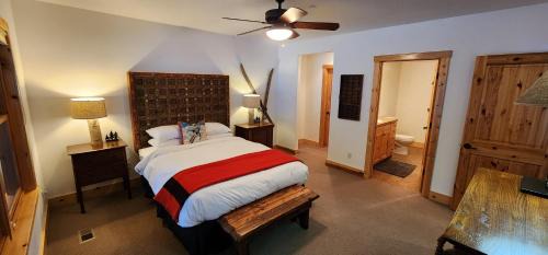 Sundance House | Sundance Spacious Vaulted Ceiling cabin, Hot tub, huge lawn