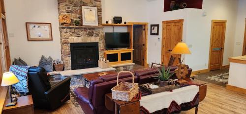 Sundance House | Sundance Spacious Vaulted Ceiling cabin, Hot tub, huge lawn