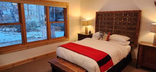 Sundance House | Sundance Spacious Vaulted Ceiling cabin, Hot tub, huge lawn