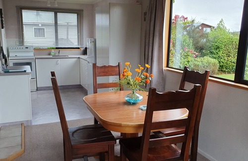 Te Anau House | SUNDAZE RISE -Welcome to a kiwi slice of heaven-Warm sunny 2 bed home