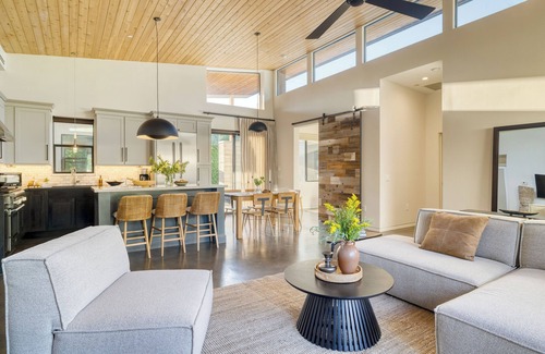 Peaceful Valley House | Sundrenched by AvantStay | Pool, Mins to Old Town