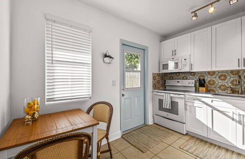 Southside Apartment | "Sunflower Cottage Apt" 2/1