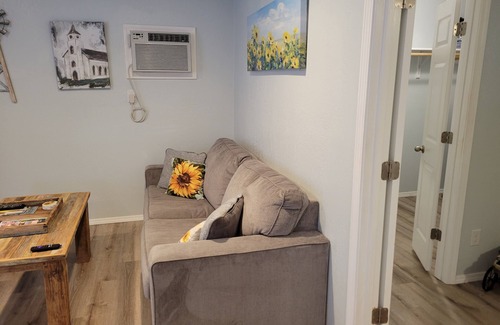 Cross Mountain Cottage | Sunflower Cottage - No Fees - near Six Flags, Boerne, and UTSA