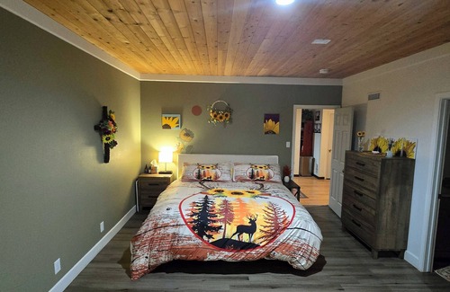 Flagstaff Cabin | Sunflower Hideout Dry Sauna, Gym, Private Balcony, Jacuzzi & Ping Pong!