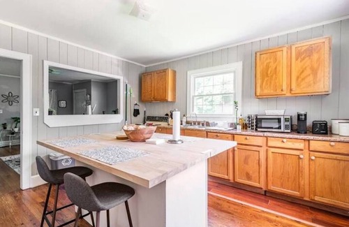 Dilworth House | {Sunflower Morning} A cozy farmhouse-style house in South End HOT TUB!