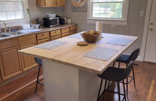 Dilworth House | {Sunflower Morning} A cozy farmhouse-style house in South End HOT TUB!