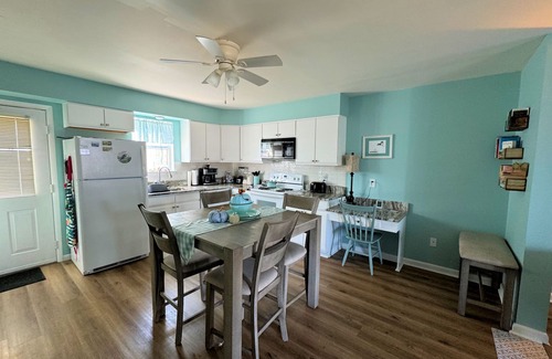 Deep Hole House | Sunkissed Bliss - 2BR Townhouse - Close to Beach, NO LINENS