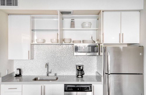 Southwest Berkeley Apartment | Sunlit Berkeley 1BR w/Gym, Roof & W/D, nr Amtrak, by Blueground