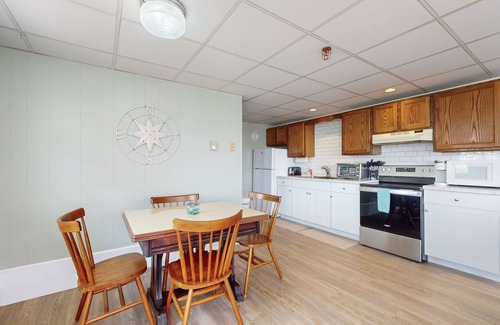 York Beach Apartment | Sunlit & charming coastal retreat with deck - near golf - across from the beach