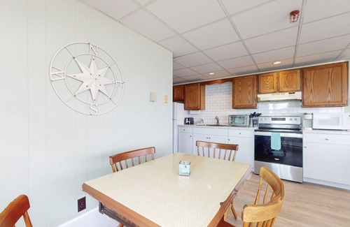 York Beach Apartment | Sunlit & charming coastal retreat with deck - near golf - across from the beach