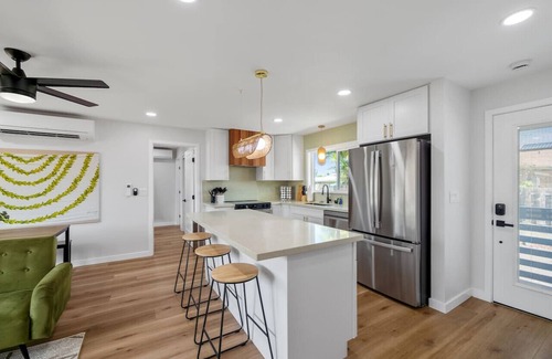 Coconut Grove House | Sunlit Island Escape in Kailua