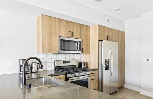 East Village Apartment | Sunlit Long Beach 1BR w/Pool & Gym, walk to Ocean Blvd, by Blueground