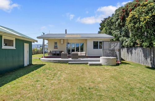 Te Horo Beach House | Sunlit Retreat - Te Horo Beach Holiday Home