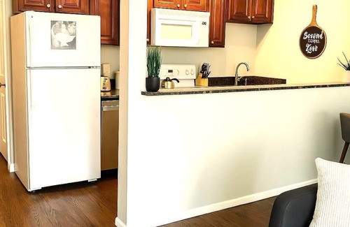 Arlington Heights Apartment | Sunny 1BR Apartment in the Surburbs