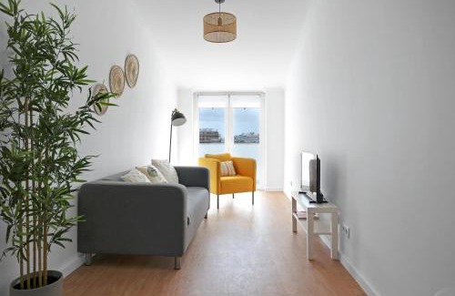 Cacilhas Apartment | Sunny 2 bedroom apartment in Almada - Balconies with River View