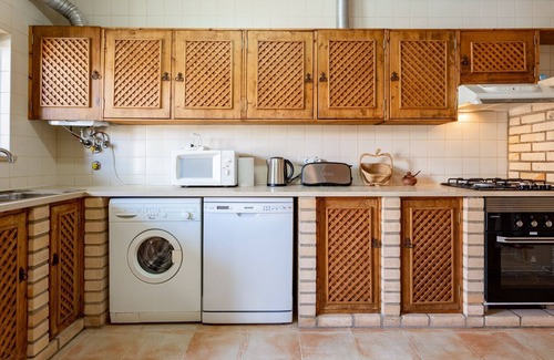Urbanizacao dos Calicos House | Sunny 2BDR House W/Private Pool by LovelyStay