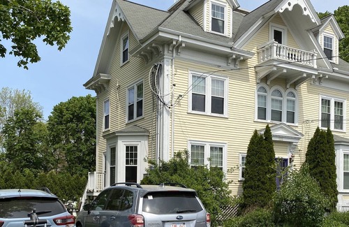 Scituate Condo | Sunny 3rd flr condo with balcony. 1.1 mi to Peggoty Beach. 0.8 mi to Front St
