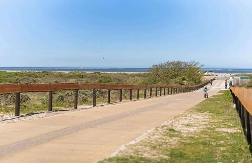 Schiermonnikoog Apartment | Sunny 4-person apartment 50 meters from the beach