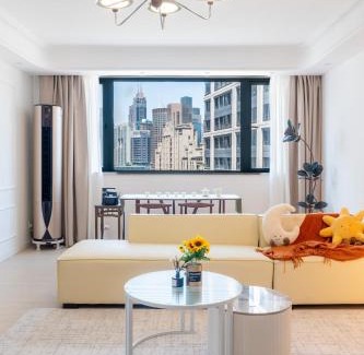 Huangpu Apartment | Sunny Abode-Bund view apartment 300m from Yu Garden Modern luxury 3-bedroom, 2-bathroom residence