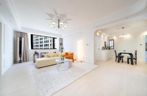 Huangpu Apartment | Sunny Abode-Bund view apartment 300m from Yu Garden Modern luxury 3-bedroom, 2-bathroom residence