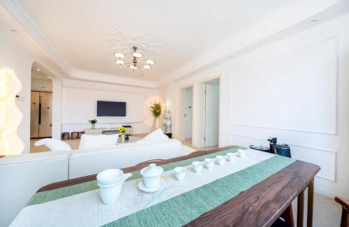 Huangpu Apartment | Sunny Abode-Bund view apartment 300m from Yu Garden Modern luxury 3-bedroom, 2-bathroom residence