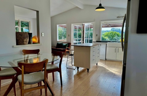 Ostend House | Sunny and so central waiheke bach,close to supermarket food trucks and buses.