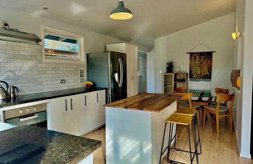 Ostend House | Sunny and so central waiheke bach,close to supermarket food trucks and buses.