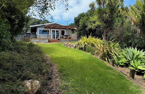 Ostend House | Sunny and so central waiheke bach,close to supermarket food trucks and buses.
