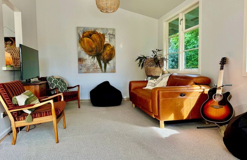 Ostend House | Sunny and so central waiheke bach,close to supermarket food trucks and buses.