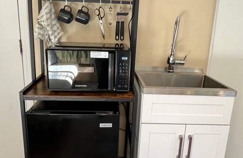 North Campus Apartment | Sunny and Spotless