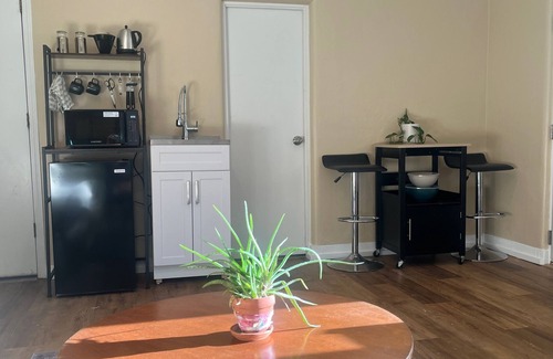 North Campus Apartment | Sunny and Spotless