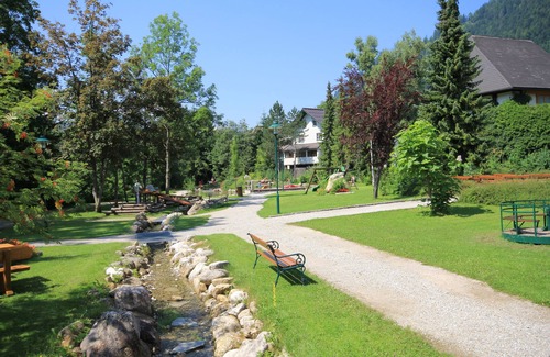 Russbach am Pass Gschuett Apartment | Sunny apartment within walking distance of the ski slope, free ski depot