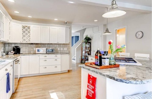 West Haven House | Sunny Beach Cottage close to Yale 1.5 hr from NYC