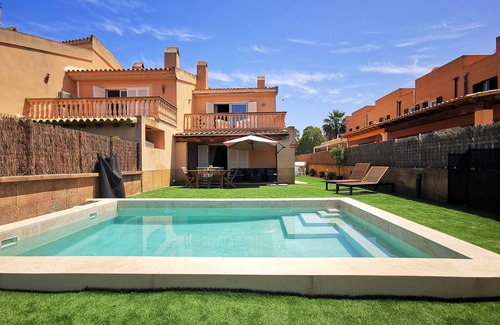 Alcudia House | Sunny beach house with swimming pool, WiFi and A/C.