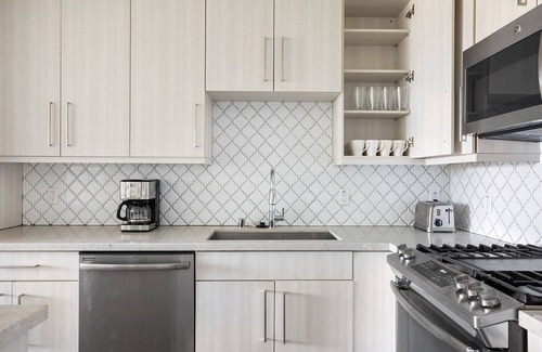 Carmel Valley Apartment | Sunny Carmel Valley 2BR w/Gym, BBQ, & W/D, nr Dining, by Blueground