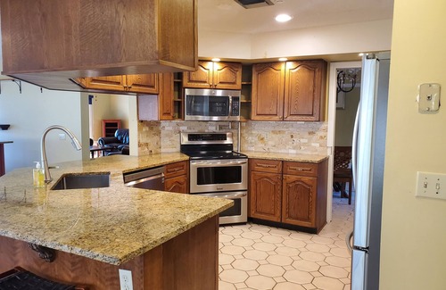Wellington House | Sunny Citrus Retreat: Perfect for families!