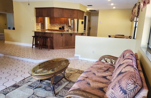 Wellington House | Sunny Citrus Retreat: Perfect for families!