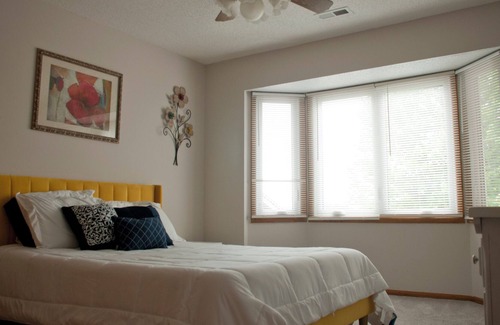 Urbandale Condo | Sunny condo in Urbandale. Quiet neighborhood, plenty of space and relaxing deck!