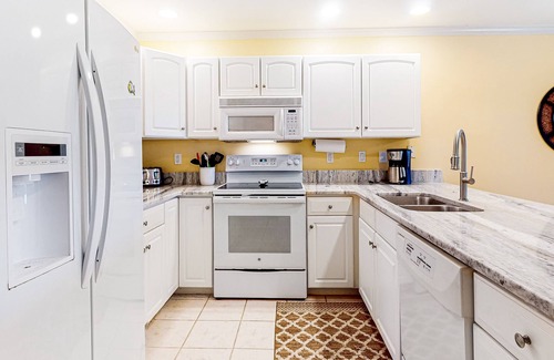 Heron Harbour Isle Condo | Sunny condo w/balcony, water views, shared outdoor pool + kiddie pool