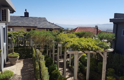 Cape Town City Centre Cottage | SUNNY COTTAGE IN TRANQUIL GARDEN SETTING.