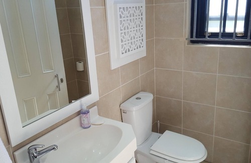 Cape Town City Centre Cottage | SUNNY COTTAGE IN TRANQUIL GARDEN SETTING.