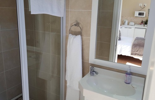 Cape Town City Centre Cottage | SUNNY COTTAGE IN TRANQUIL GARDEN SETTING.