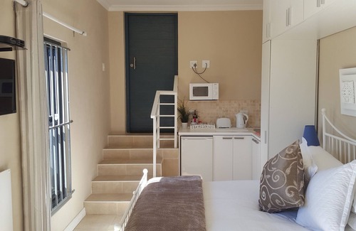 Cape Town City Centre Cottage | SUNNY COTTAGE IN TRANQUIL GARDEN SETTING.