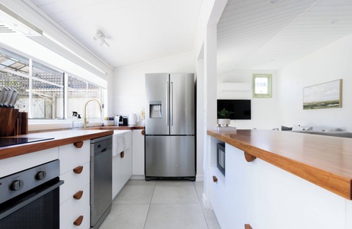 Launceston CBD Apartment | Sunny Cottage Retreat Close to Town Delights
